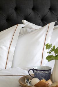 Ekologiska vita hotellörngott med boudoir söm i färgen Cashew från Morgan Madison