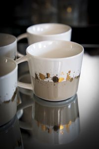 Snygga kaffe eller te muggar beigea med guldstänk från Morgan Madison